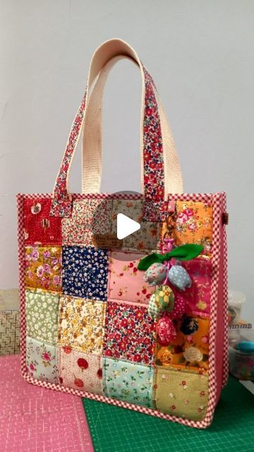 Placemat Tote Bag Tutorial, Patchwork Bag Tutorial, Quilting Bags And Totes, Patchwork Projects Ideas, How To Make A Bag Out Of Fabric, Fabric Squares Projects, Pachwork Ideas Faciles, Patchwork Bags Patterns Free, Quilted Bags And Totes Patterns