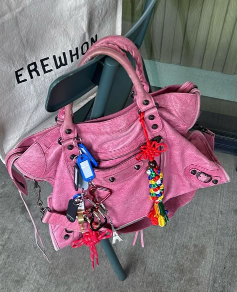 🧧 erewhon｜nowhere | Instagram Pink Bags Outfit, Hot Pink Bag, Trends 2025, Stylish Handbags, Dream Bags, City Bag, Style Change, Swag Shoes, Bag Charms