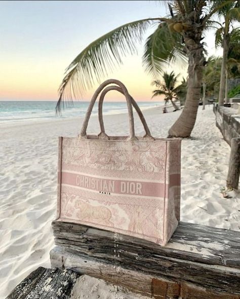 photo creds - unknown - comment or dm for credit ✧ ✧ Estilo Madison Beer, Christian Dior Bag, Luxury Bags Collection, Dior Book Tote, Dream Bags, Girly Bags, Luxury Purses, Pink Tote, Fancy Bags