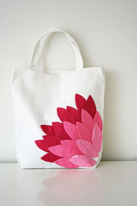 How to Applique: Hand Appliqued Bag Thirty Handmade Days Free Applique Patterns, Handmade Tote, Tote Bags Handmade, Hand Applique, Sewing Bags, Diy Bags, Applique Patterns, Fabric Bags, Make Up Bag