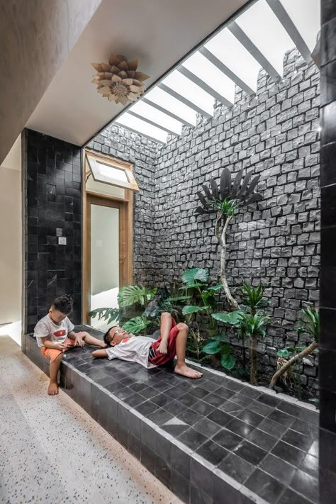 A Residence Design With Thoughtful Spatial Organization | DA VANG Studio - The Architects Diary Kolam Koi, Indoor Courtyard, Skylight Design, Home Designs Exterior, House Balcony Design, Courtyard Gardens Design, House Balcony, Indian Home Design, Courtyard Design