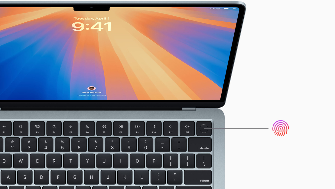 Um MacBook Pro preto-espacial aberto, demonstrando a posição do botão Touch ID.