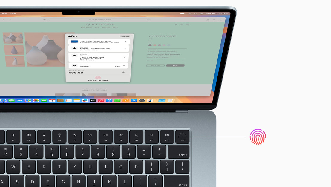 Ein geöffnetes MacBook Air in Himmelblau zeigt, wo sich die Touch ID Taste befindet.