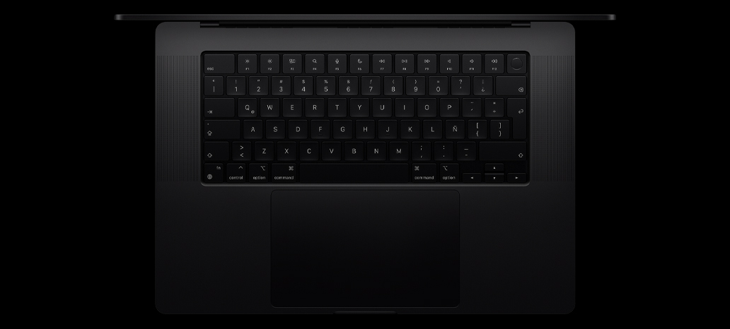 Vista desde arriba de un MacBook Pro que muestra el Magic Keyboard integrado con Touch ID y trackpad 