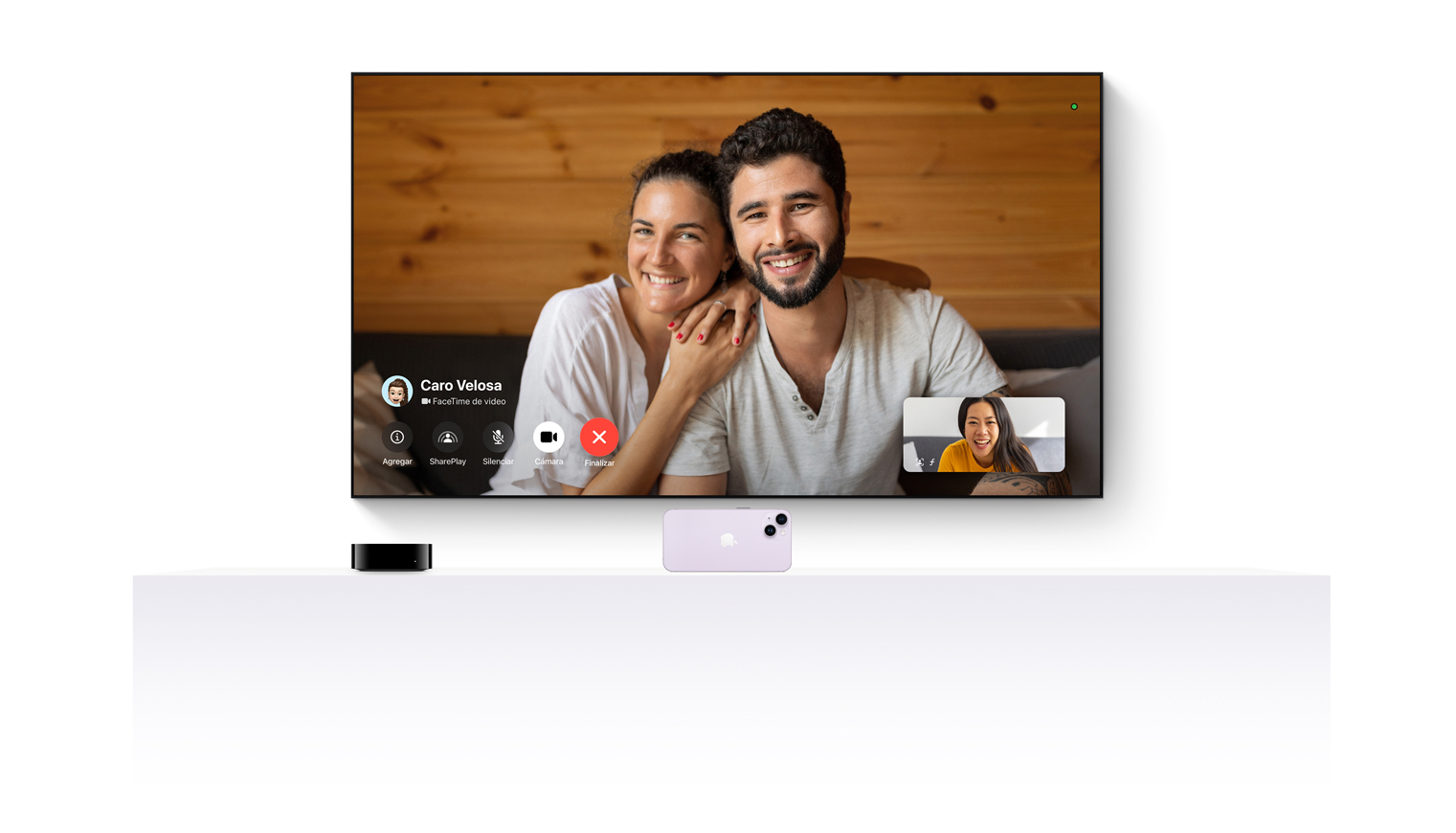 Un Apple TV 4K conectado a un iPhone muestra FaceTime en un televisor de pantalla plana