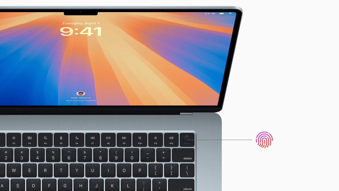 Kinyitott asztrofekete MacBook Pro képe, amely a Touch ID gomb elhelyezkedésére hívja fel a figyelmet.