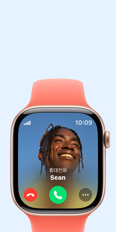 Apple Watch Series 10에 전화가 걸려오는 모습. + 버튼을 클릭해 ‘연결성’ 기능에 대한 자세한 내용을 볼 수 있습니다.