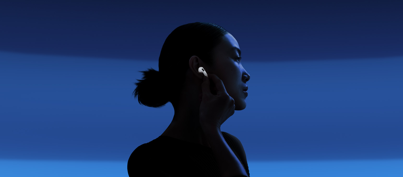 Погледни по-отблизо и отвсякъде новите AirPods 4.