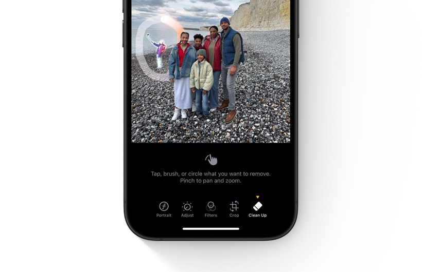 يد تنقر على عنصر في خلفية صورة على iPhone لتحديد ما يجب تنظيفه