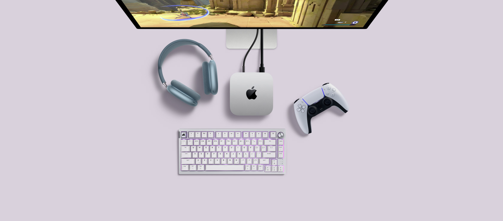 Ein Schreibtisch-Setup mit einem Mac mini, angeschlossen an ein Display und neben einer kabellosen Tastatur und Maus.