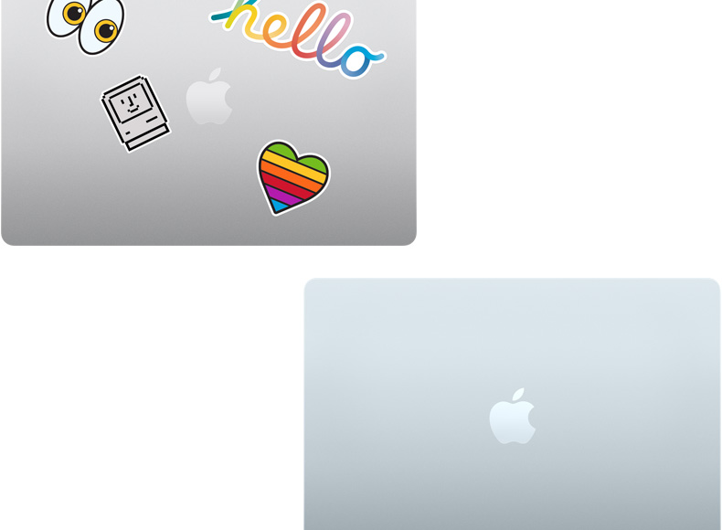 Een gesloten zilverkleurige Mac-laptop vol met stickers en een gesloten MacBook Air in hemelsblauw zonder stickers.