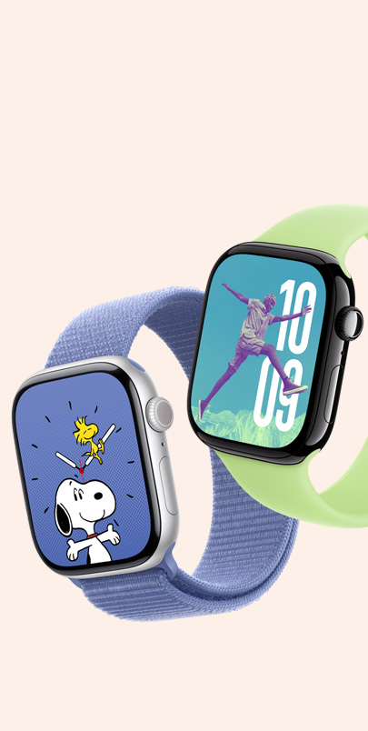 Dvoje hodinky Apple Watch Series 10. První mají ciferník Snoopy a barvínkově fialový (fialovomodrý) provlékací sportovní řemínek. Druhé mají ciferník Fotky a polárně zelený (světle zelený) navlékací řemínek.