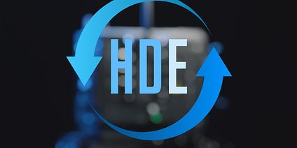 HDE-Logo in front of a blurred ARRI ALEXA 35 with black background