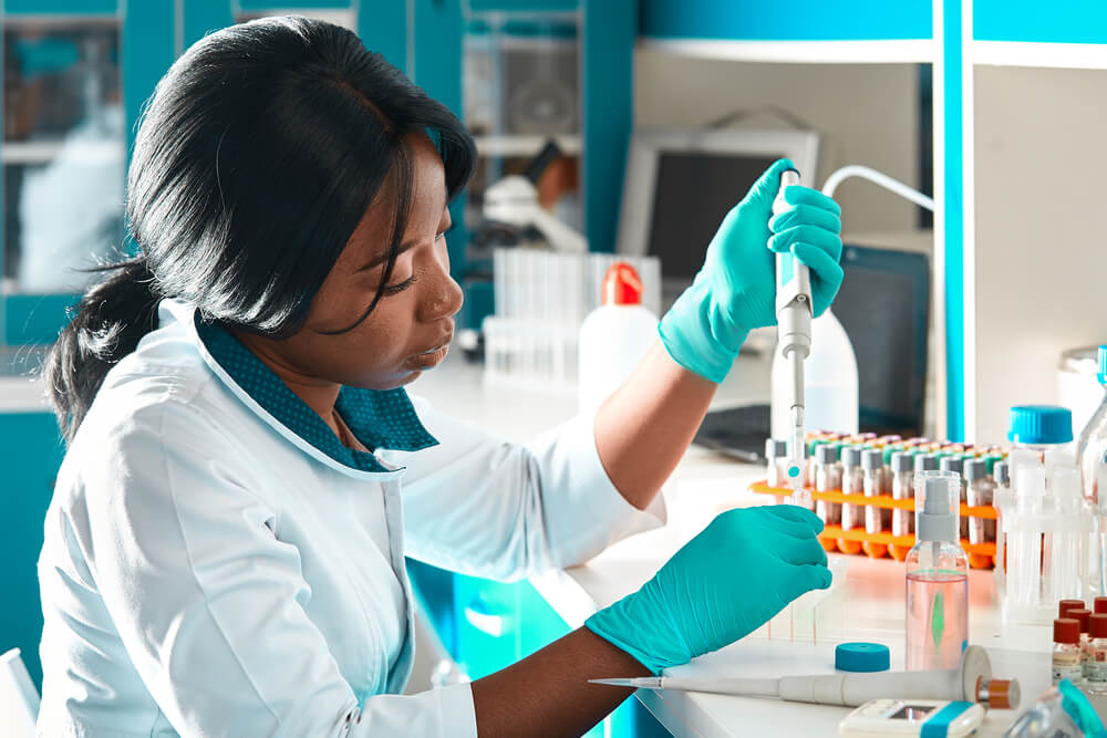 Fotografia de uma investigadora a testar amostras em ambiente de laboratório