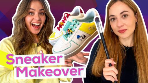 Links Sarah mit fröhlich, überraschtem Gesichtsausdruck. Sie hält präsentierend selbstgestaltete, bunte Turnschuhe. Vorn rechts Zoe mit einem Pinsel in der Hand. Aufschrift: Sneaker Makeover.