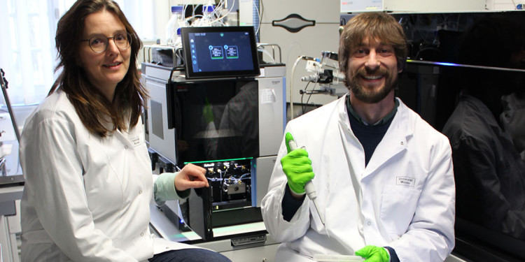 Prof Iris Finkemeier and Dr Guillaume Née in the laboratory<address>© Dr. Annika Brünje</address>