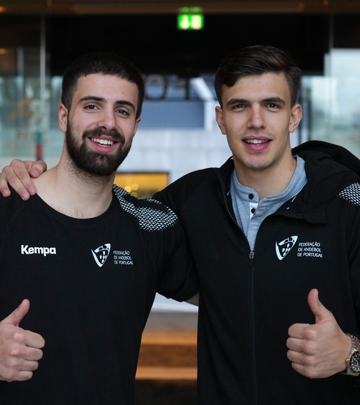 Norwegen, Oslo: Handball: WM, Martim (l) und Francisco Costa, Spieler der portugiesischen Handball-Nationalmannschaft, stehen nebeneinander