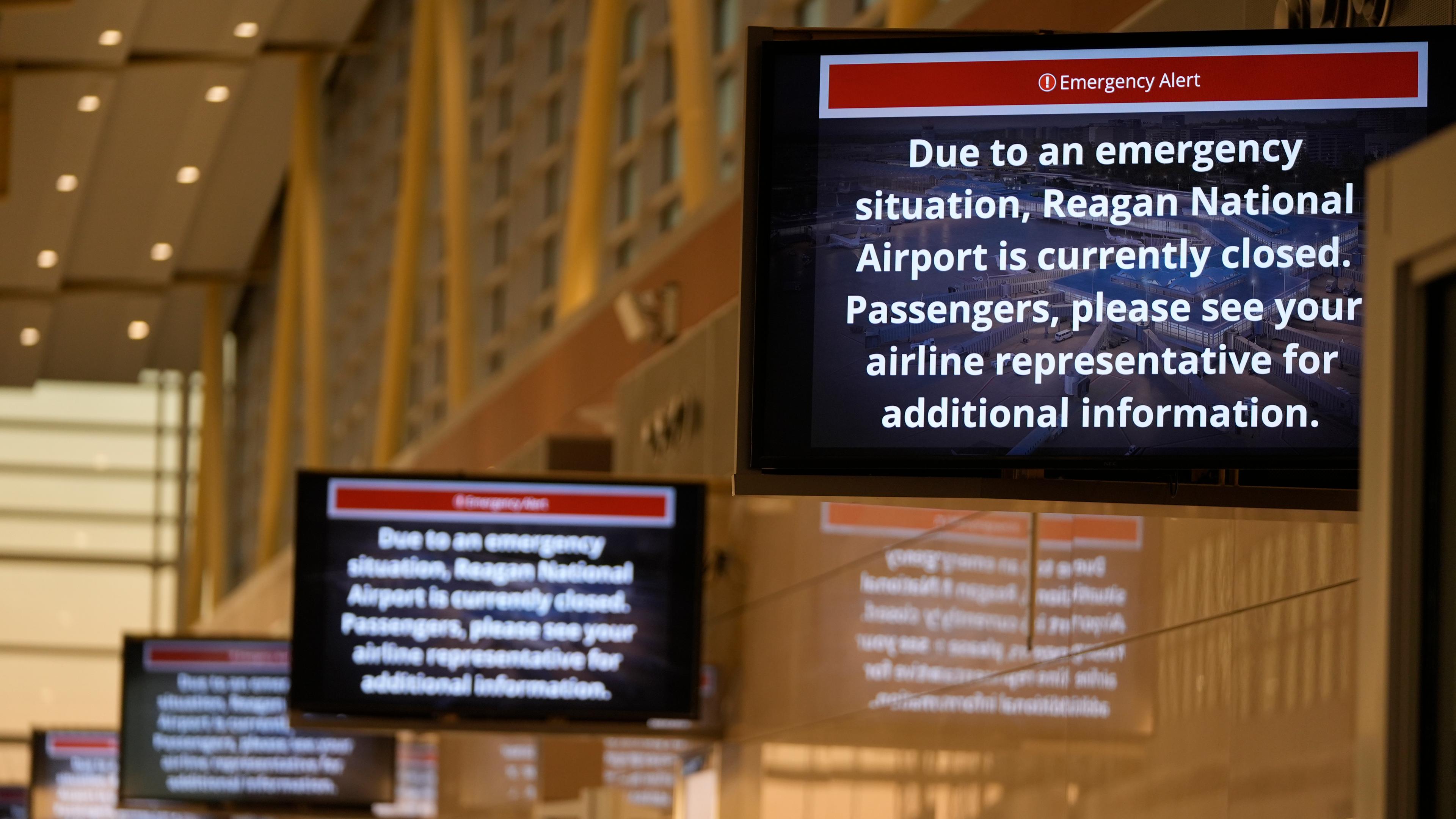 Schilder mit der Aufschrift "Emergency Alert" am geschlossenen Ronald Reagan Washington National Airport. 